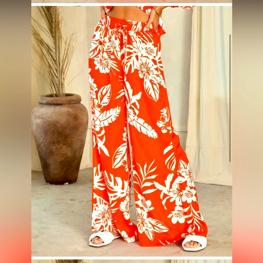 Wide leg Large Hawaiian Print Pants ๐บ - Picture 2 of 4